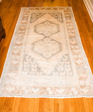 Load image into Gallery viewer, Hira - 4' 2" x 8' 4"