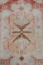 Load image into Gallery viewer, Nazik - 2’7" x 4’10"