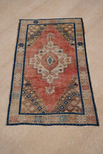 Load image into Gallery viewer, Adile - 3'11" x 6'7"