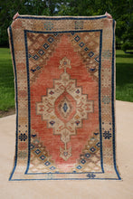 Load image into Gallery viewer, Adile - 3'11" x 6'7"