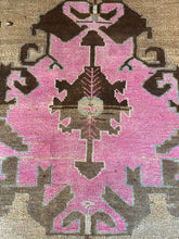 Load image into Gallery viewer, Alev - 5'3” x 7'9”