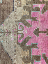 Load image into Gallery viewer, Alev - 5'3” x 7'9”