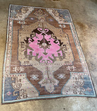 Load image into Gallery viewer, Alev - 5'3” x 7'9”