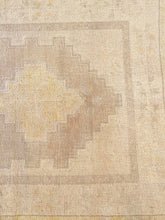 Load image into Gallery viewer, Betul - 3’7” x 5’4”