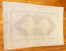 Load image into Gallery viewer, Betul - 3’7” x 5’4”