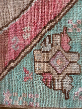 Load image into Gallery viewer, Burcu - 2’6" x 6’8"