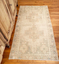 Load image into Gallery viewer, Esma - 2' 11" x 5' 4"