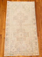 Load image into Gallery viewer, Esma - 2' 11" x 5' 4"