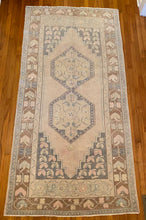 Load image into Gallery viewer, Hira - 4' 2" x 8' 4"