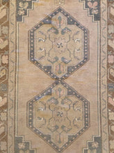 Load image into Gallery viewer, Hira - 4' 2" x 8' 4"