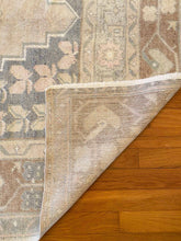 Load image into Gallery viewer, Hira - 4' 2" x 8' 4"