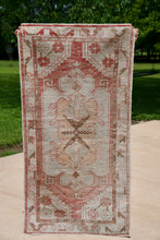 Load image into Gallery viewer, Nazik - 2’7" x 4’10"