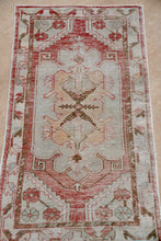 Load image into Gallery viewer, Nazik - 2’7" x 4’10"