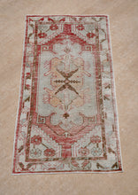 Load image into Gallery viewer, Nazik - 2’7" x 4’10"