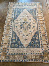 Load image into Gallery viewer, Nehir - 4’4" x 7’5"