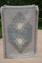 Load image into Gallery viewer, Pinar - 3'4" x 4'11"