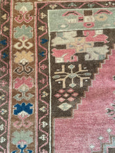 Load image into Gallery viewer, Ebrar - 3'4” x  6'1”
